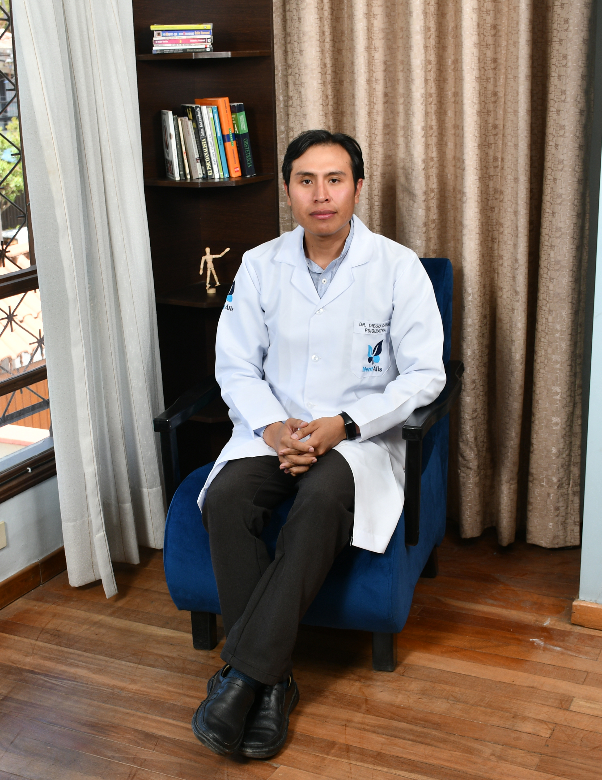 Dr. Casia en consultorio